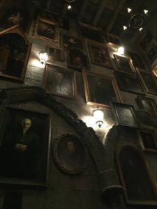 wizarding-world-harry-potter-talking-paintings